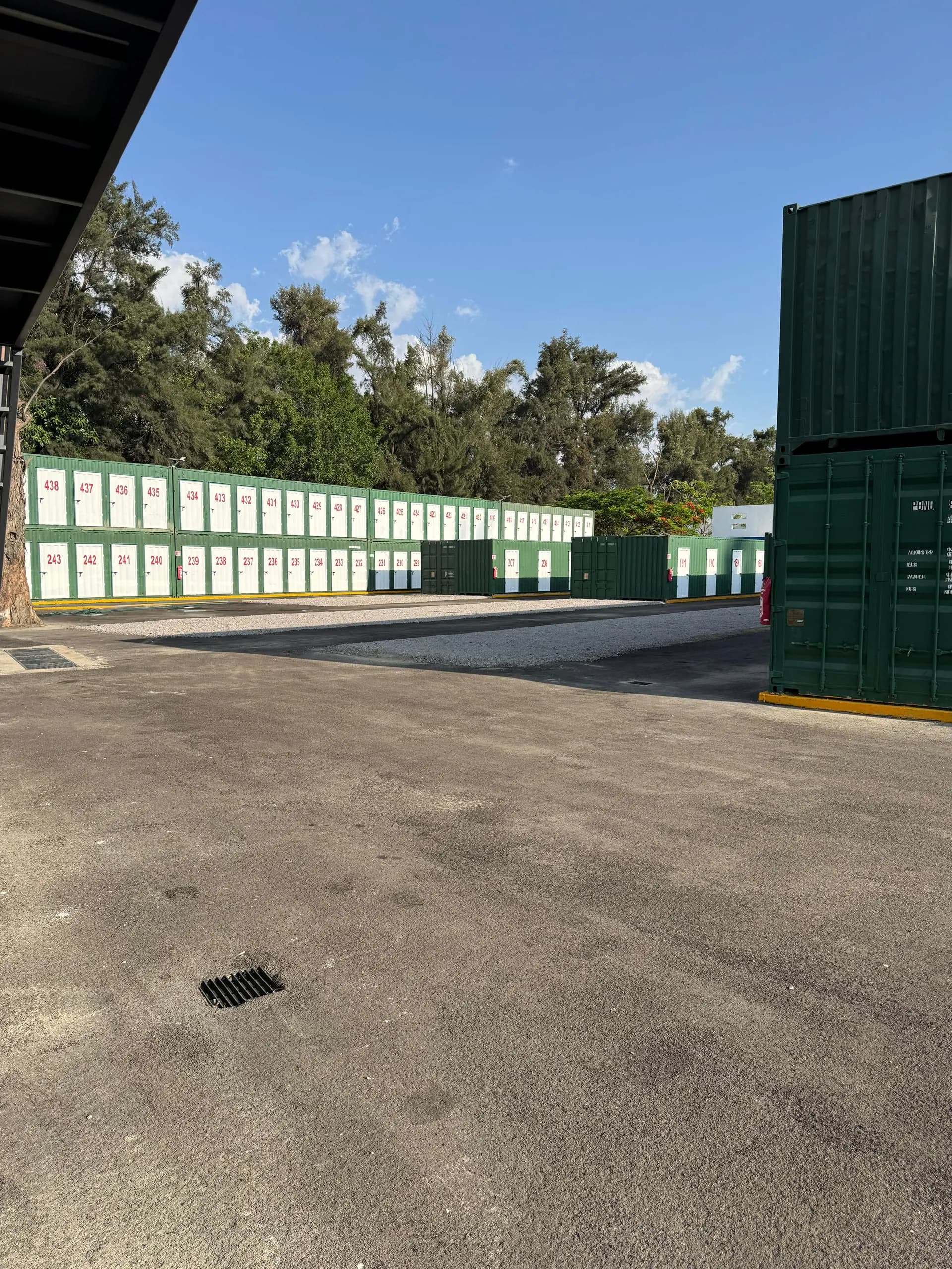 Fachada de la sucursal ToroBox Av. Vallarta en Zapopan con acceso vehicular