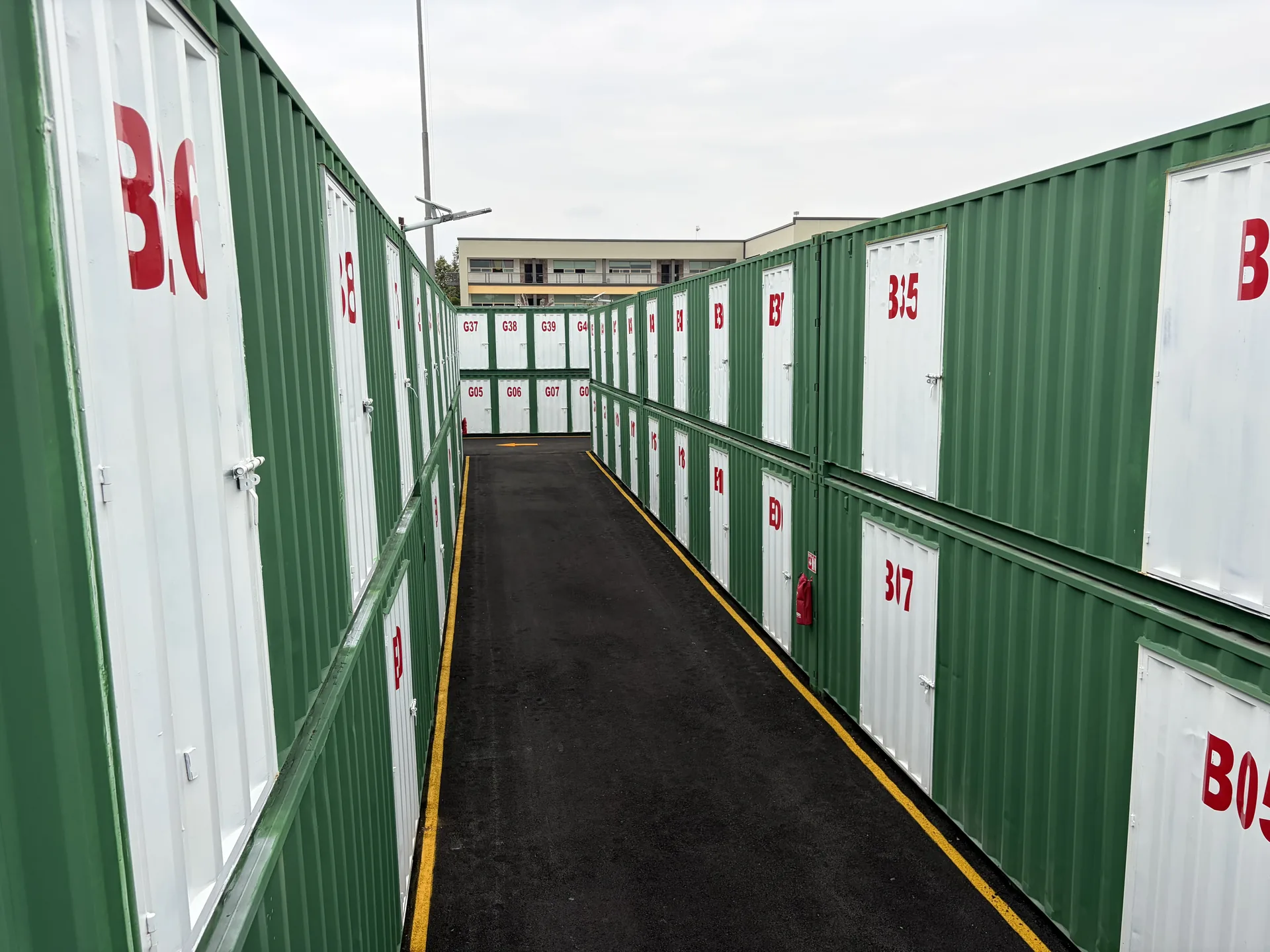 Fachada e instalaciones de la sucursal ToroBox Juan Gil Preciado