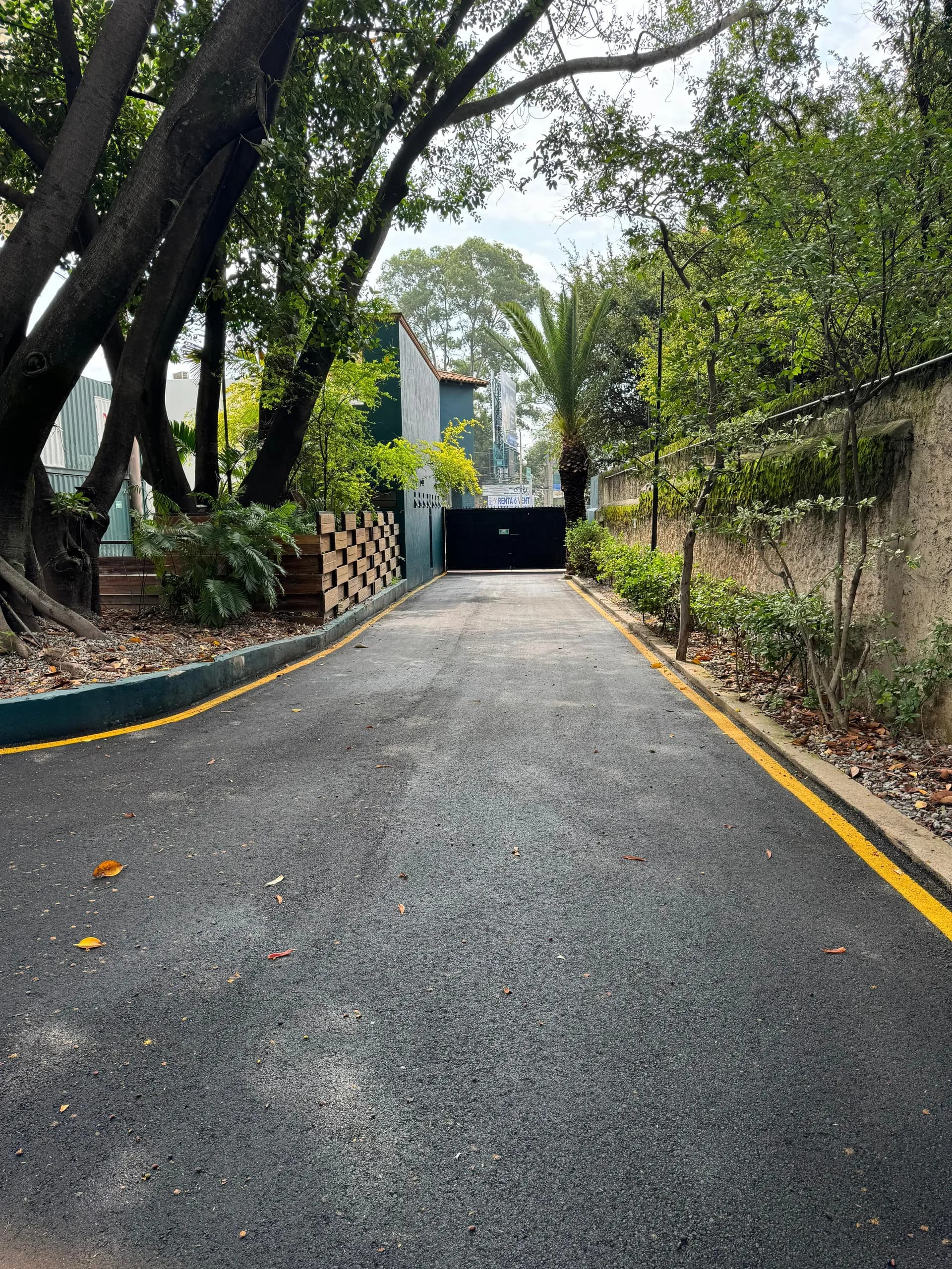Entrada de la sucursal ToroBox Punto Sur en Tlajomulco con acceso controlado